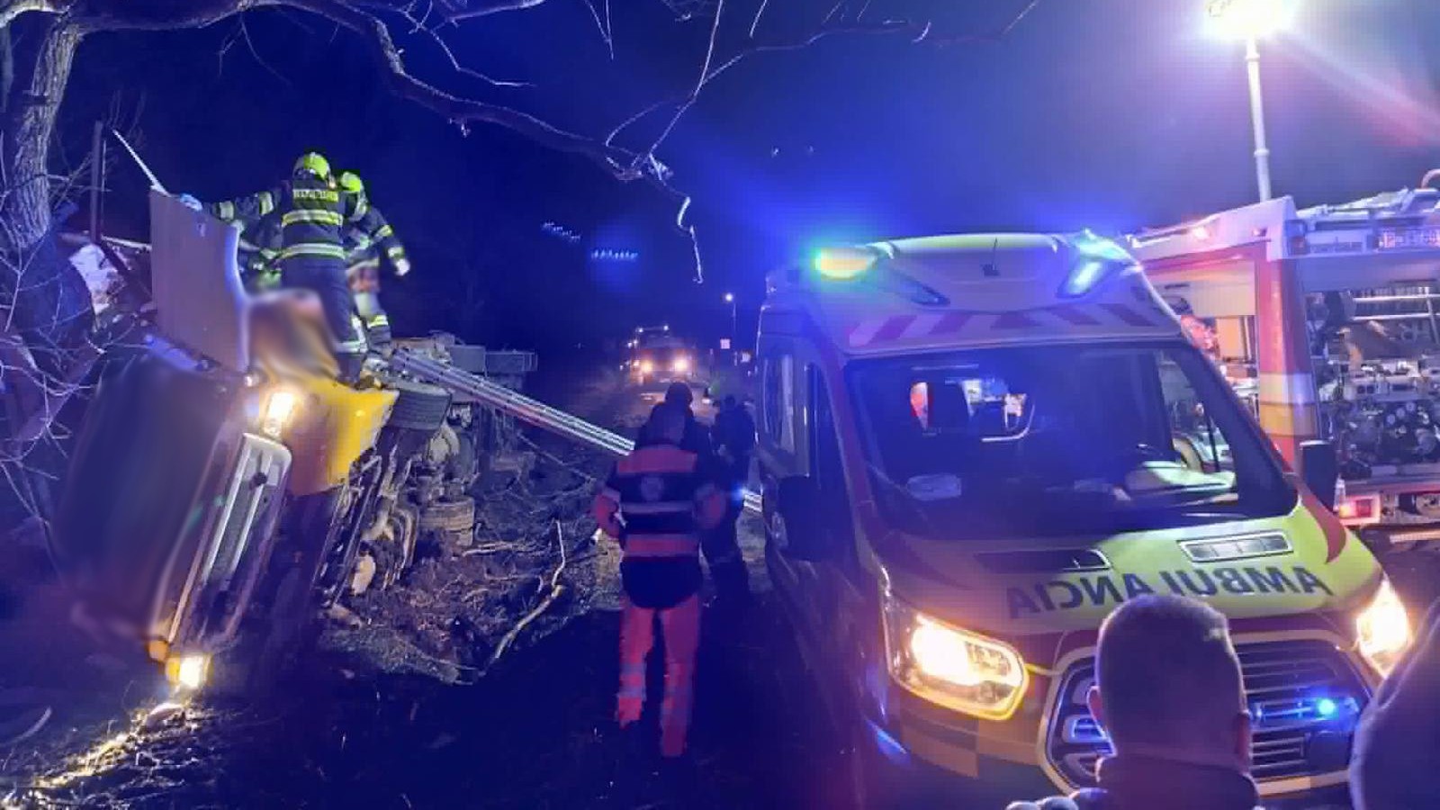 Dopravnú nehodu v Handlovej neprežil vodič kamióna.