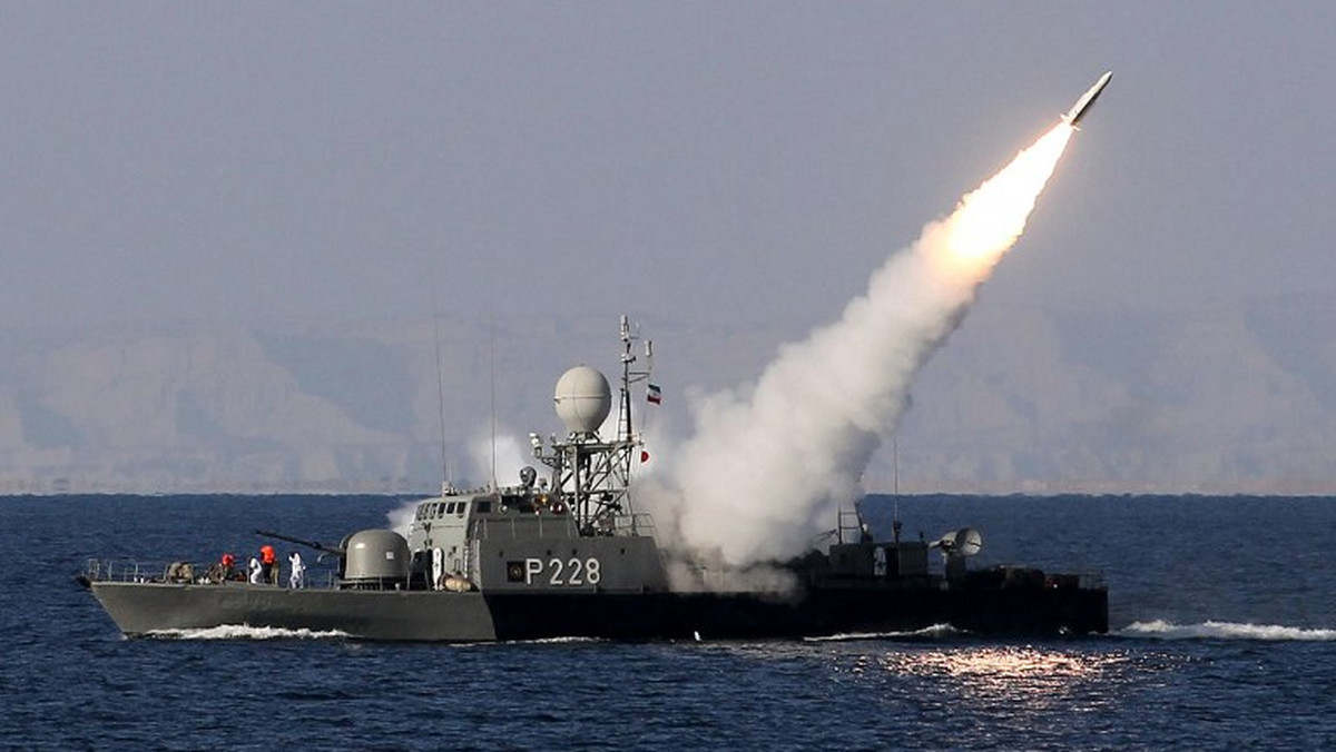 Iran rozpocznie w piątek manewry morskie w cieśninie Ormuz, Zatoce Omańskiej i na północnych wodach Oceanu Indyjskiego - zapowiedział dowódca irańskiej marynarki wojennej admirał Habibollah Sajjari.