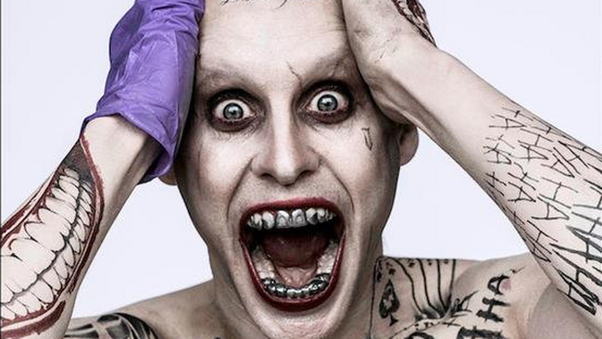 Jared Leto jest Jokerem! W internecie pojawiło się pierwsze oficjalne zdjęcie z filmu "Suicide Squad", opartego na komiksie z oficyny DC Comics. Premiera filmu, w którym zobaczymy m.in. Margot Robbie, Jessego Eisenberga, Carę Delevinge i Scotta Eastwooda, przewidziana jest na sierpień 2016 roku.