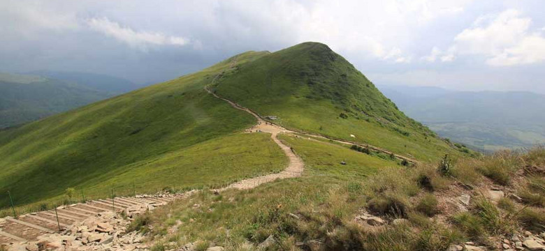 Schody w Bieszczadach i beton w Gorcach to koniec górskich przygód?