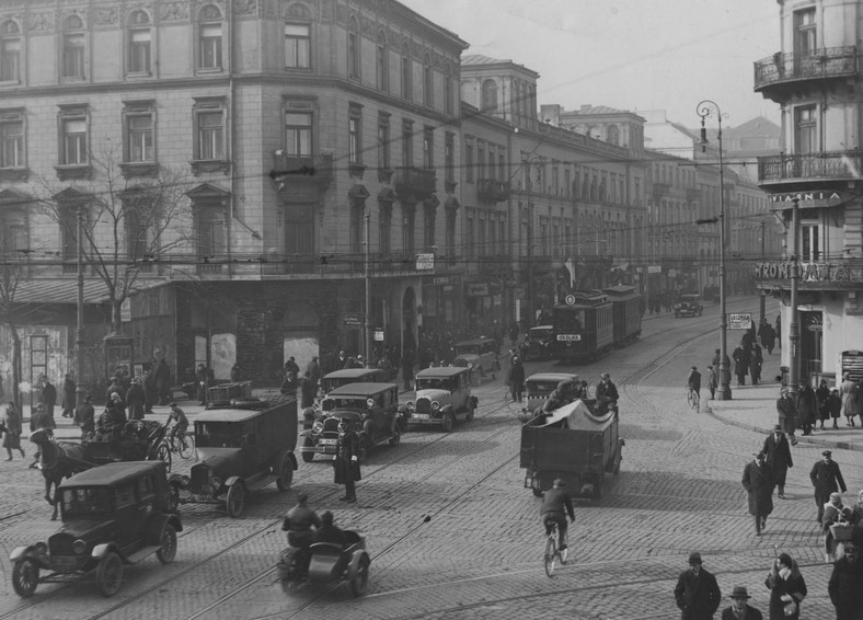 Skrzyżowanie ulicy Nowy Świat z Alejami Jerozolimskim. Zdjęcie z pierwszej połowy lat 30. XX w.