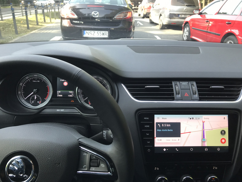 Nawigacja Waze w ramach Android Auto dobrze informowała o utrudnieniach drogowych. Skoda Octavia