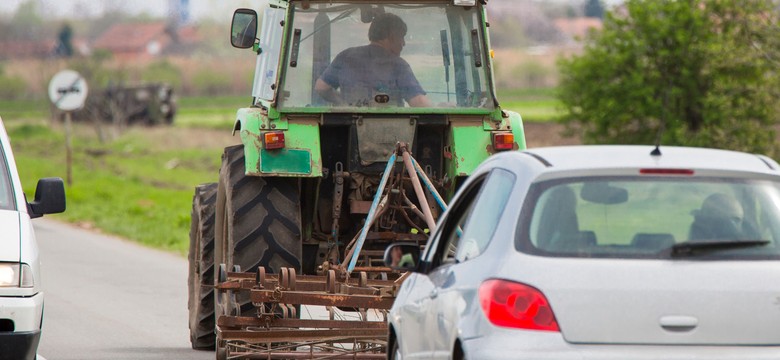 Czy można wyprzedzać traktor na linii (podwójnej) ciągłej? Odpowiedź zaskakuje