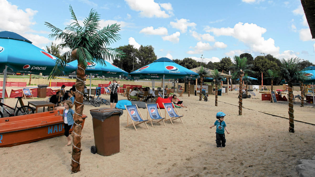 Wilanów przygotowuje się do letniego sezonu i szykuje miejską plażę dla warszawiaków. Pojawią się na niej m.in. kino w plenerze, karaoke, strefa sportowa, fitness i zabawki dla dzieci.