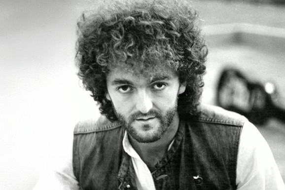 Pričalo se DA SE ZAMONAŠIO I OTIŠAO NA PLANINU: Naš poznati pevač pokorio muzičku scenu, a onda zbog porodične tragedije nestao iz javnosti