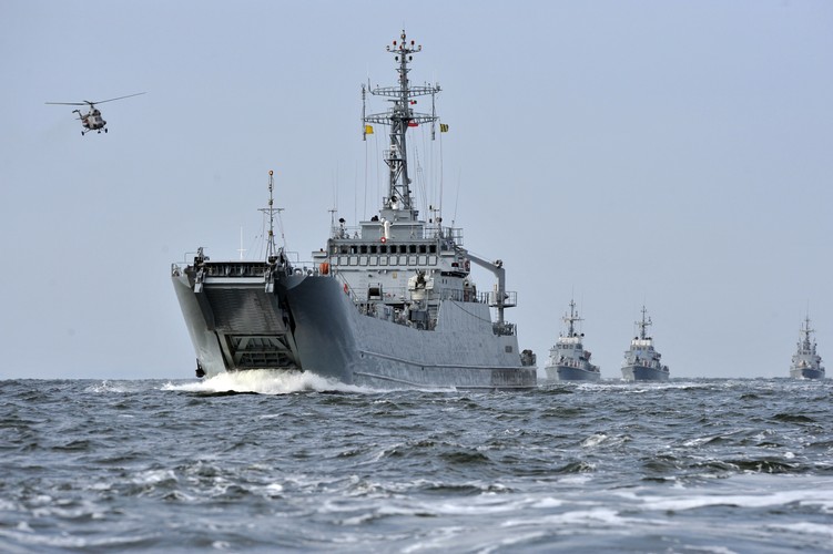 Okręty 8. Flotylli Obrony Wybrzeża podczas manewrów Wargacz-15 w Świnoujściu <br><br> fot. (ukit) PAP/Marcin Bielecki