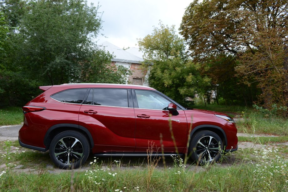 Nadwozie Toyoty Highlander w niczym nie przypomina sportowych coupe, ale mimo to na trasie, nawet przy dużej prędkości, powietrze opływające nadwozie nie powoduje dużego hałasu.