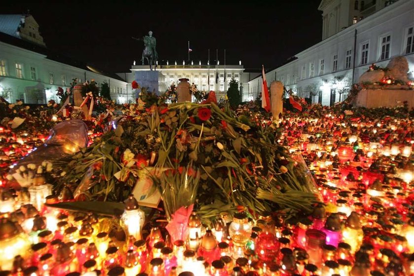 Tysiące zniczy i kwiatów, które Polacy przez ostatni tydzień układali przed Pałacem Prezydenckim, by upamiętnić tragicznie zmarłą parę prezydencką Lecha i Marię Kaczyńskich, w poniedziałek rano niemal w całości uprzątnięto