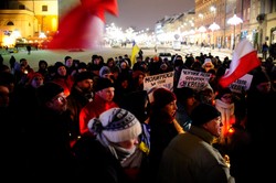 Łańcuch solidarności z Ukrainą. Manifestowali także w Warszawie. ZDJĘCIA