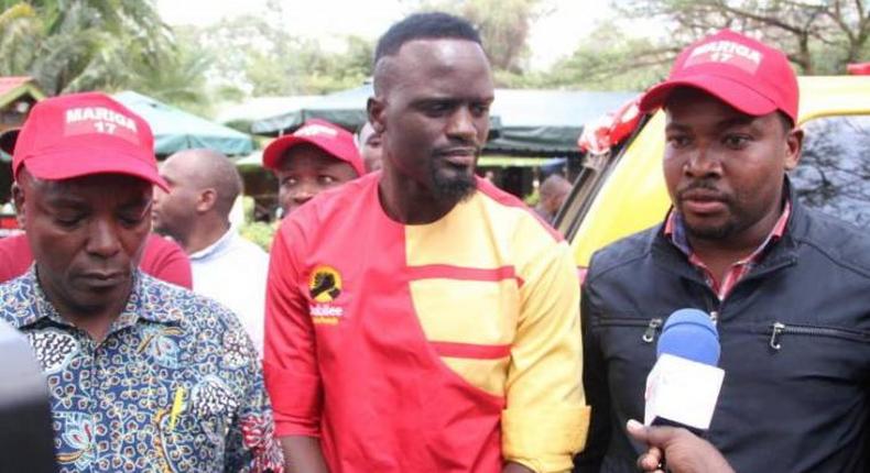 McDonald Mariga (Center) flanked by Woodley MCA Abraham Mwangi (left) and Langata MP Nickson Korir addressing the media on October 12 at Yaya Centre in Nairobi