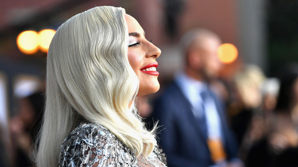 Lady Gaga promuje film "Narodziny gwiazdy", w którym zagrała główną rolę. Piosenkarka i aktorka wystąpiła w zmysłowej sesji dla magazyny "Elle".