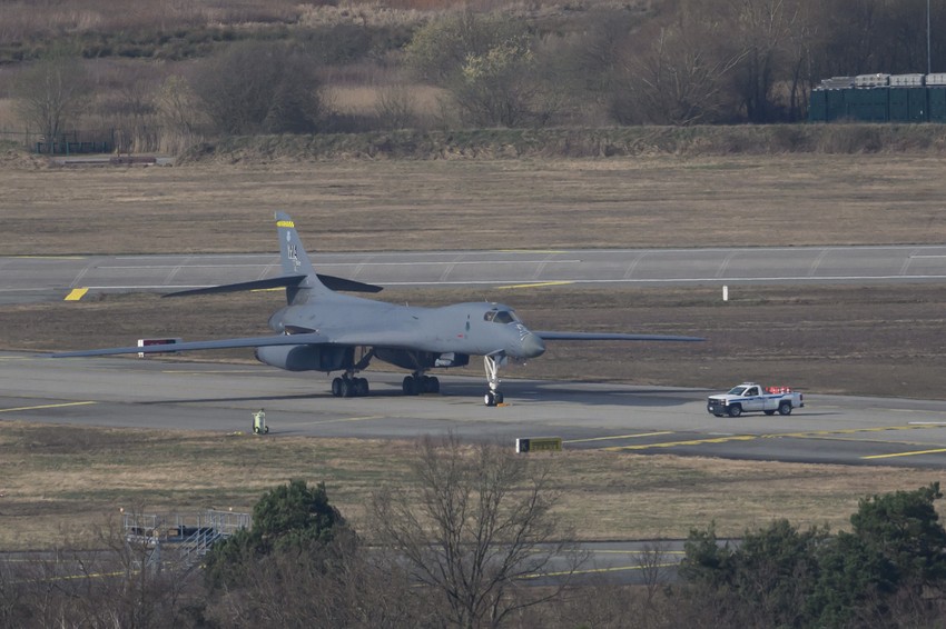 Američki bombarder B-1B "lenser" na pisti u bazi Ramštajn u Nemačkoj 9. marta