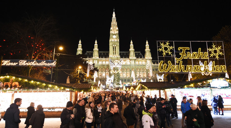 Naponta több ezer, egy
szezonban több millió turista fordul meg a bécsi karácsonyi vásárokon/ Fotó: AFP