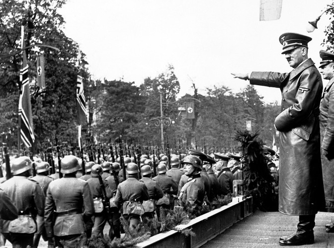 Adolf Hitler przyjmuje defiladę wojsk niemieckich w zdobytej Warszawie w 1939 roku