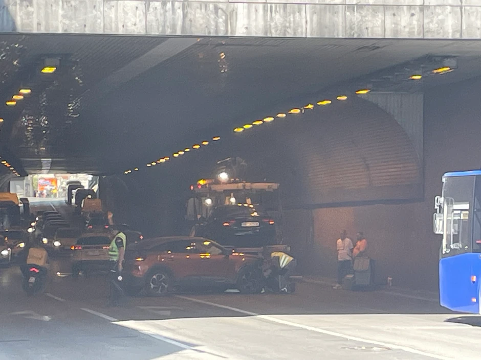 U sudaru u tunelu na Terazijama učestvovala dva automobila 