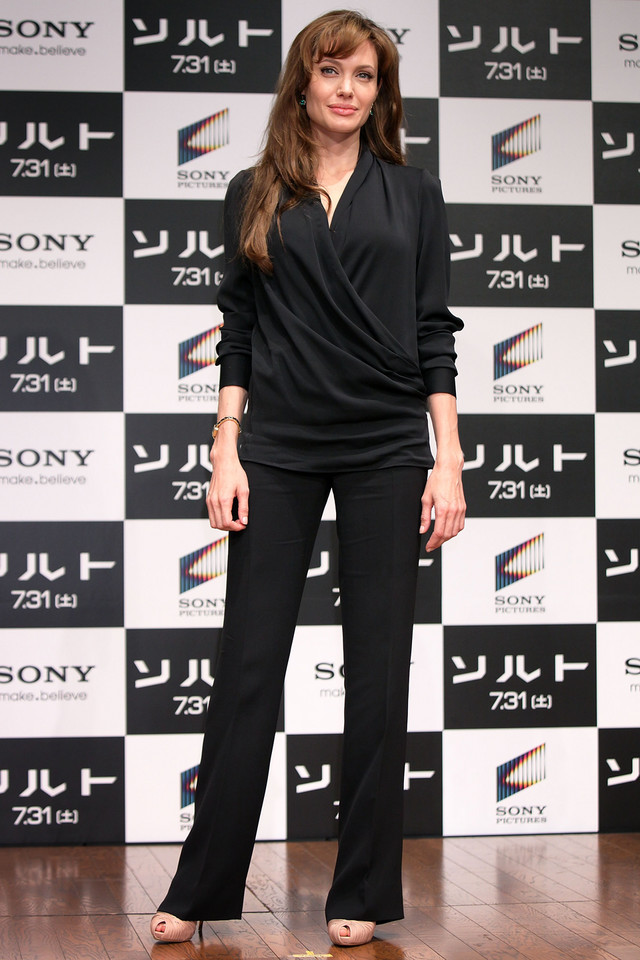 Angelina Jolie podczas konferencji prasowej filmu "Salt" w Tokio