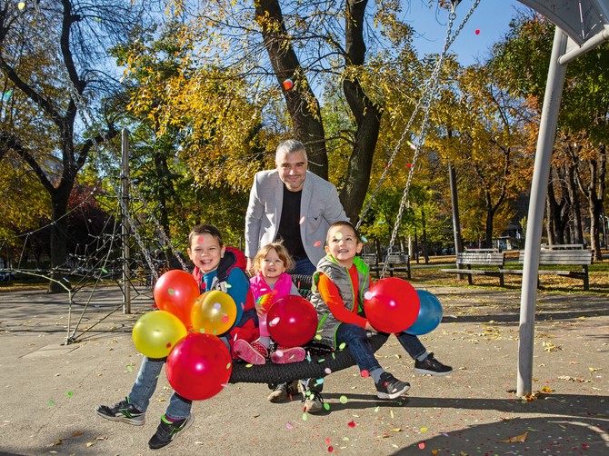 Njegovo troje mališana s njim uživaju, uče i smeju se, razlika je samo što sada uglas pitaju: „Kad će mama s posla?“