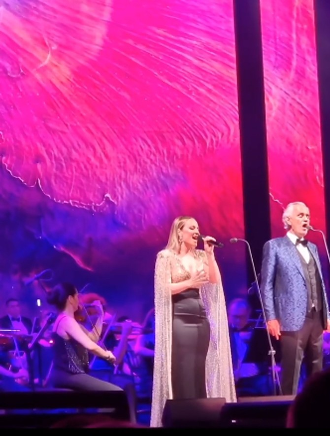 Jelena Tomašević je zasijala na sceni pored Bočelije - sve uz pomoć glasa i svog stasa