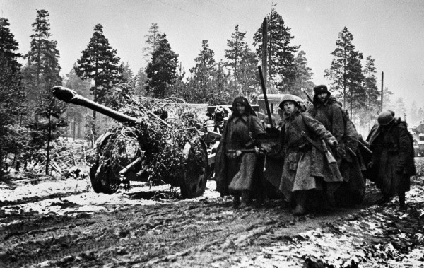 Radzieccy żołnierze należący do oddziałów Frontu Leningradzkiego razem z zamaskowanym działem artyleryjskim w czasie walk na przedmieściach Leningradu, 1 listopada 1941 roku