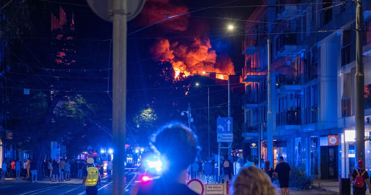 Poznań. Incendio en la cabaña. Bomberos heridos, muchos heridos