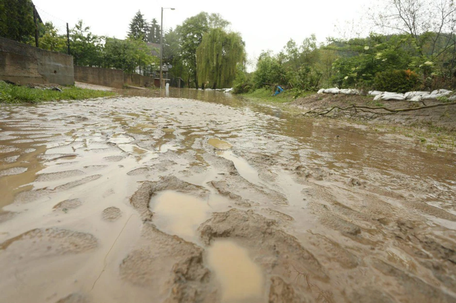Banjaluka, naselje Lazarevo, reka Vrbas ostavila mulj za sobom