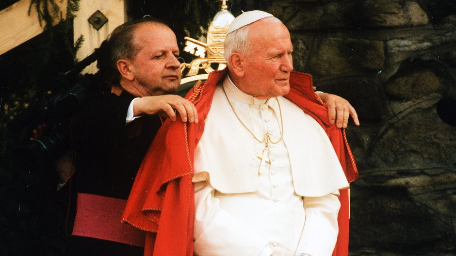 Jan Paweł II i ks. Stanisław Dziwisz w czasie papieskiej wizyty w Polsce w 1995 r.
