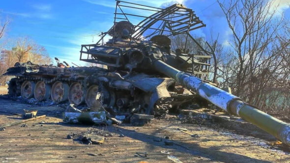 Zniszczony czołg rosyjski  na Ukrainie fot. Twitter.