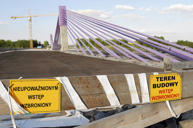 Budowa wiaduktu na autostradzie A1 . Od 2012 roku prace nad wiaduktem są wstrzymane.