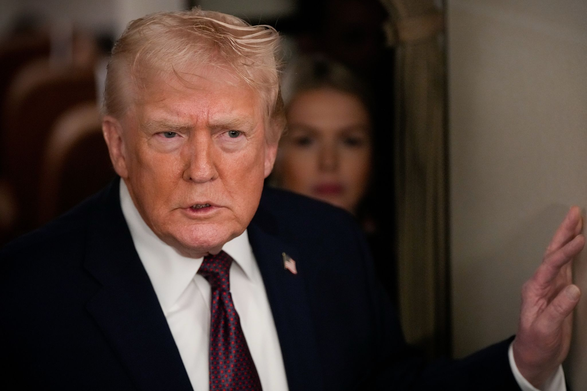 Iran-Proteste: Trump droht mit Militärschlag und verhängt 25%-Zölle