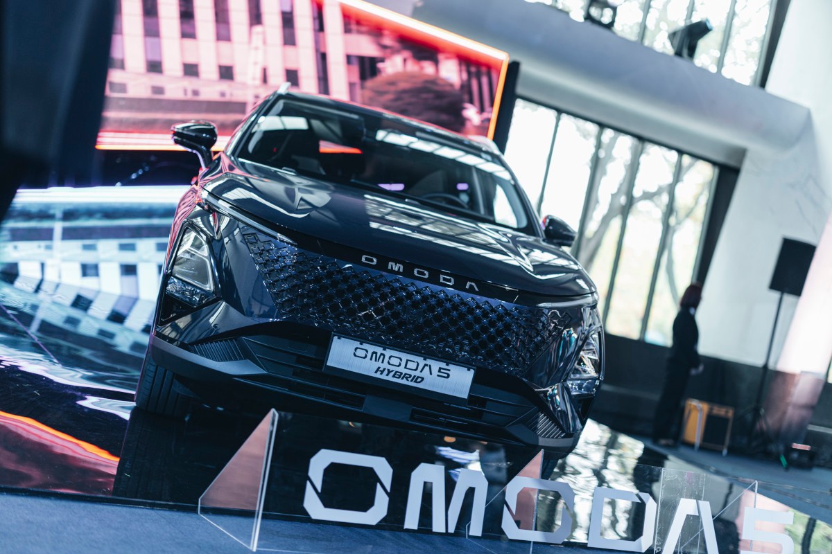 Dziennikarz TVN wyrwał kierownicę z Omoda 5. Producent zabiera głos