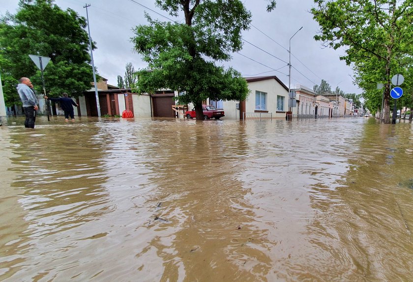 Gubernator Siergiej Aksionow nie wpuścił ochroniarzy do łódki. Musieli płynąć za nim