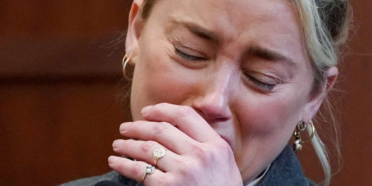Amber Heard przyłapana na kłamstwie. W sądzie z trudem powstrzymywała łzy.