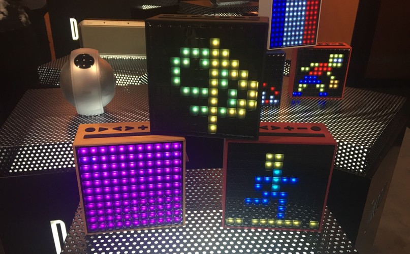 Głośniki z 8-bitowym wyświetlaczem