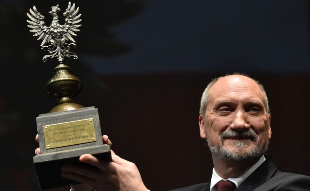 Antoni Macierewicz "Patriotą Roku 2016". Podziękował Kaczyńskim, Olszewskiemu i o. Rydzykowi