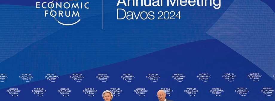 Od lewej: Ursula von der Leyen, przewodnicząca Komisji Europejskiej, i Klaus Schwab, prezes Światowego Forum Ekonomicznego w Davos.