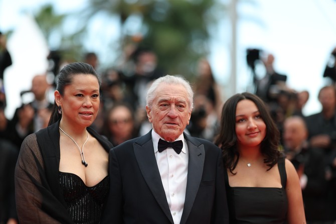 Robert de Niro sa partnerkom i ćerkom