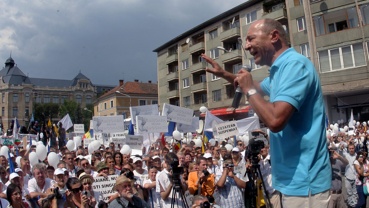 Zawieszony w pełnieniu obowiązków prezydent Rumunii Traian Basescu wezwał w sobotę wyborców, żeby przeciwstawili się "zamachowi stanu wymierzonemu przeciwko rządom prawa".