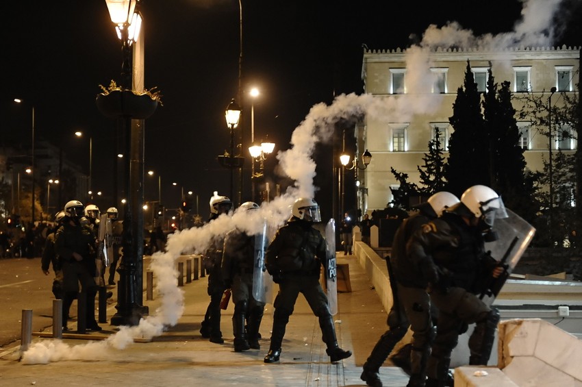 Grčka policija sinoć je bacala suzavac na demonstrante u Atini