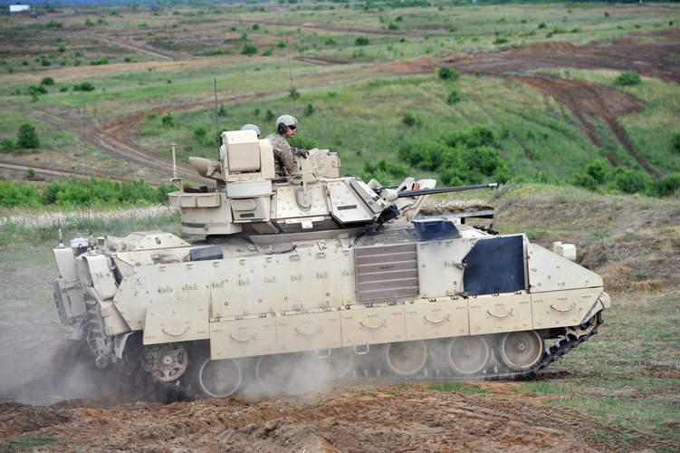 Żołnierze amerykańscy na wozie bojowym Bradley, podczas ćwiczeń SABER STRIKE-15 na Poligonie Drawskim <br><br>fot. (mb/mr) PAP/Marcin Bielecki