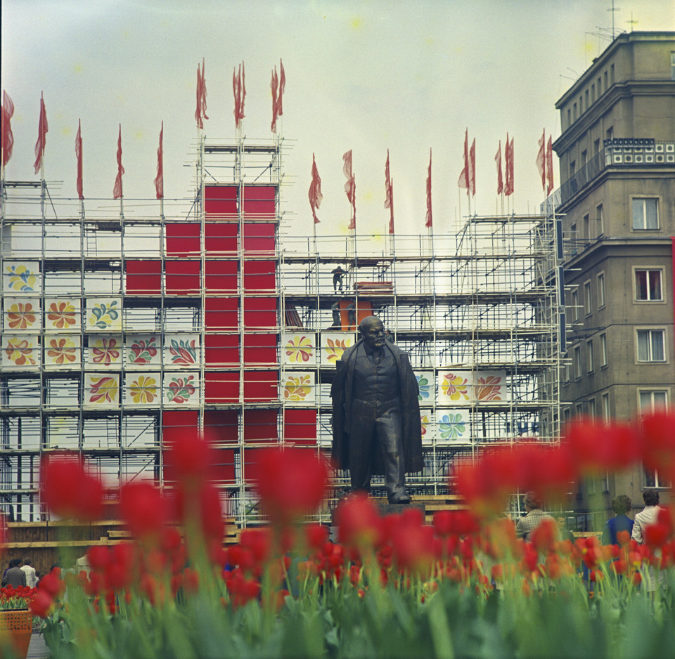Dekoracje w otoczeniu pomnika Lenina w alei Róż, w krakowskiej Nowej Hucie, z okazji święta 1 Maja/ 1973 rok