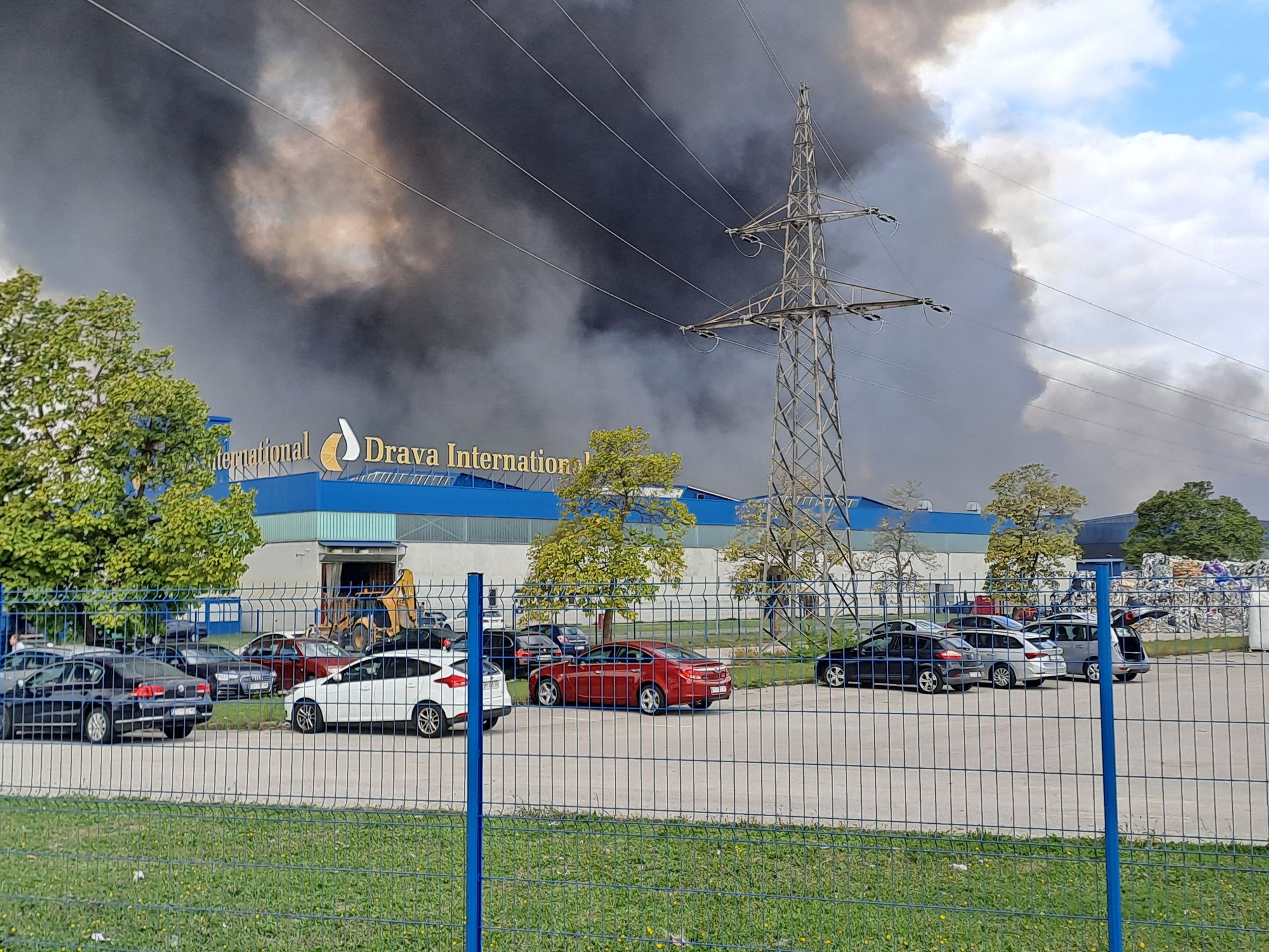 Požiar v v továrenskom komplexe Drava International v chorvátskom meste Osijek.
