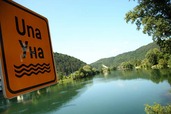 "Čim smo videli situaciju krenuli smo da POMOGNEMO" Mladići iz Bihaća pokazali hrabrost i SPASILI MUŠKARCA koji je upao u reku Unu