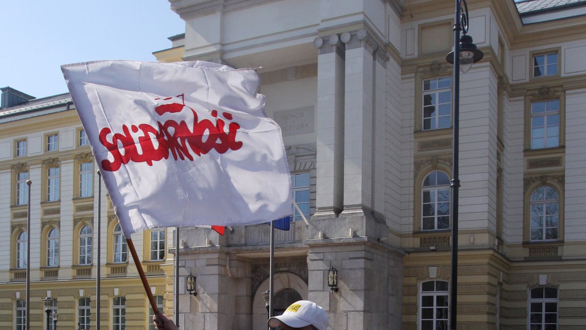 Ok. 5 tysięcy członków Solidarności ma uczestniczyć 29 września w manifestacji w Warszawie przed kancelarią premiera. Protest pod hasłem "Nie dla cięć. Tak dla rozwoju" będzie częścią akcji organizowanej przez Europejską Konfederację Związków Zawodowych (EKZZ).