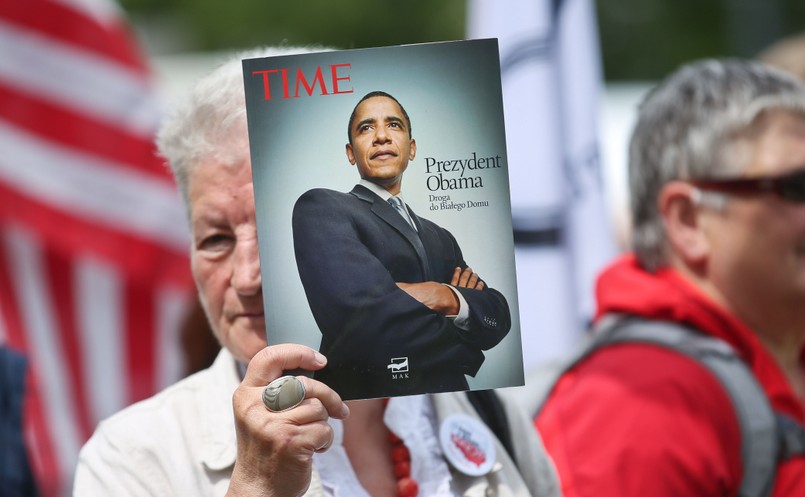 Protest przeciwko łamaniu w Polsce demokracji zorganizowany przez Komitet Obrony Demokracji na skwerze przy skrzyżowaniu ulic Twardej i Prostej w Warszawie