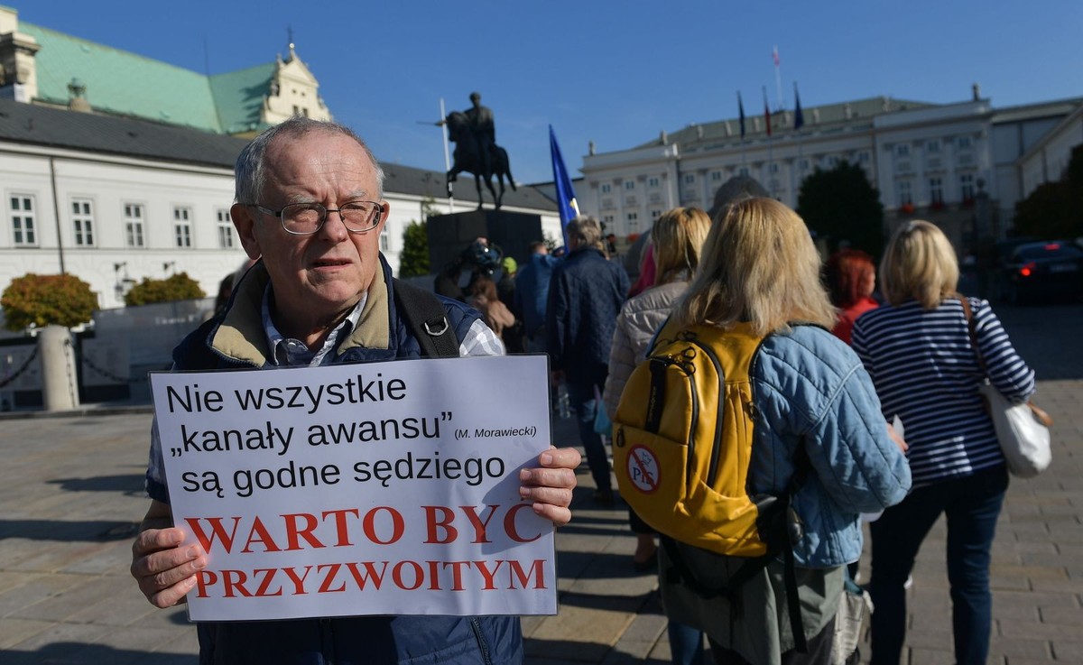 Przedstawiciele Komitetu Obrony Demokracji podczas demonstracji przed Pałacem Prezydenckim