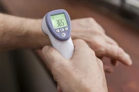 Gadżet idealny na sezon gryp i przeziębień. Ile kosztują nowoczesne termometry elektroniczne?