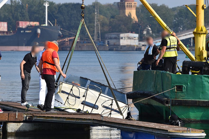 Wyłowiono jacht motorowy, który zatonął kilka dni temu w Świnoujściu