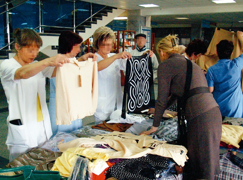 W czasie ewakuacji szpitala personel urządził sobie kiermasz odzieży