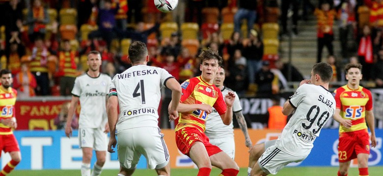 Pazdan znów strzelił samobója. Legia wywiozła punkt z Białegostoku [WIDEO]