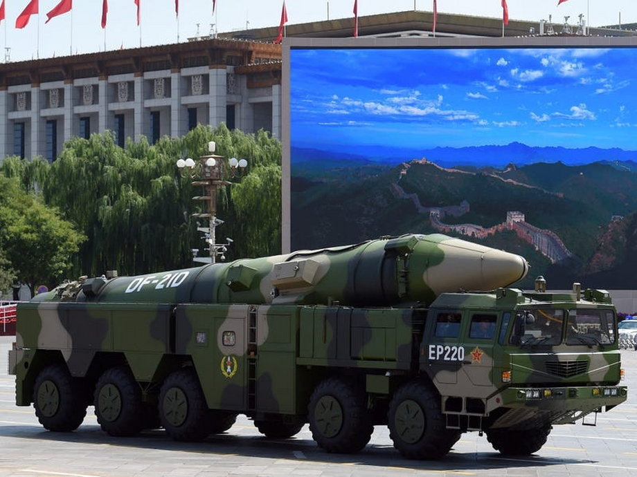 Chiński wojskowy pocisk rakietowy DF-21D obok obrazu Wielkiego Muru Chińskiego w Pekinie, 3 września 2015 r.